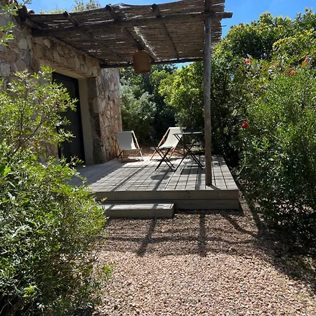 Les Petites Maisons Bed & Breakfast *