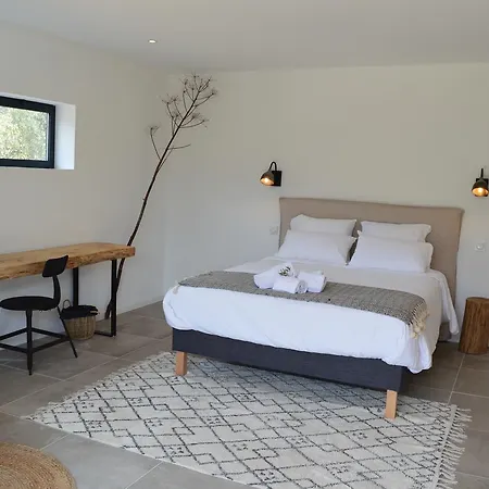 Les Petites Maisons Bed & Breakfast *