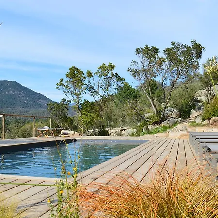 Les Petites Maisons Bed & Breakfast *
