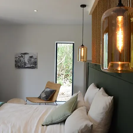 Les Petites Maisons Bed & Breakfast *