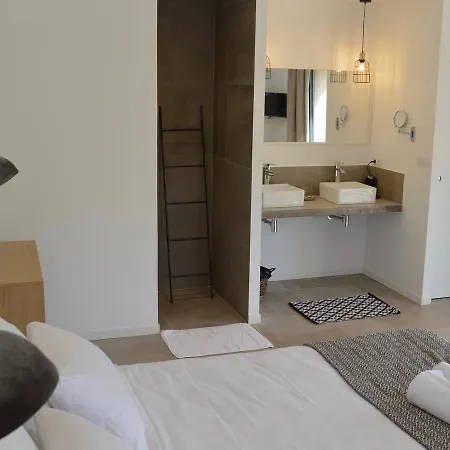 Les Petites Maisons Bed & Breakfast 4*