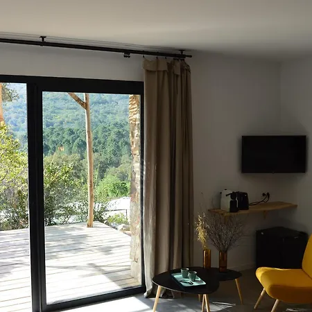 Les Petites Maisons Bed & Breakfast *