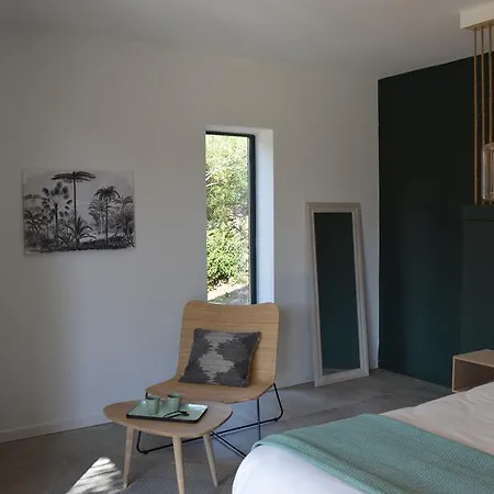 Les Petites Maisons Bed & Breakfast *