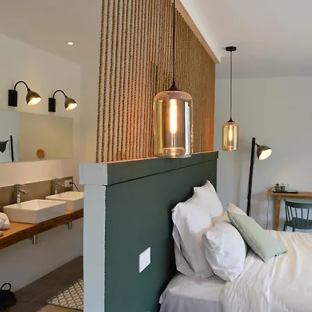 Les Petites Maisons Oda ve Kahvaltı 4*