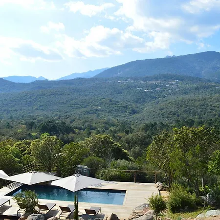 Les Petites Maisons Bed & Breakfast *