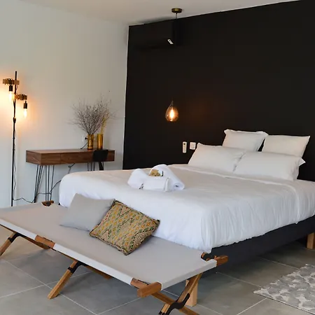 לינה וארוחת בוקר Les Petites Maisons 4*