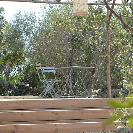 Les Petites Maisons לינה וארוחת בוקר