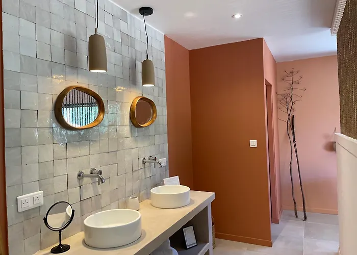 Les Petites Maisons סוטה