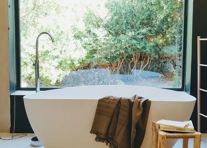 Les Petites Maisons Couette-café 4*