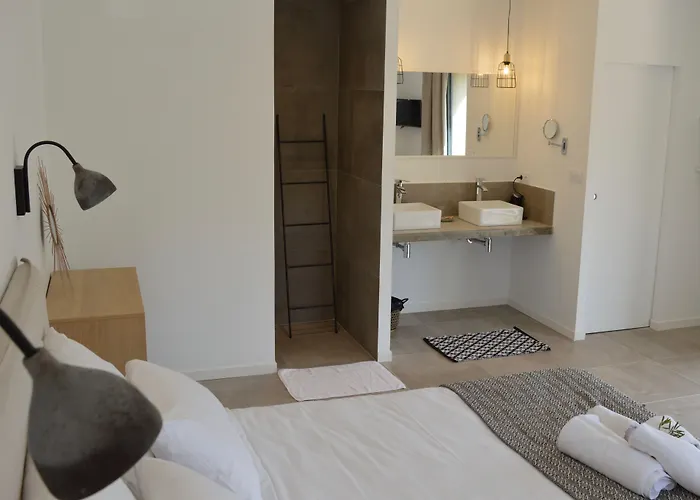 לינה וארוחת בוקר Les Petites Maisons 4*