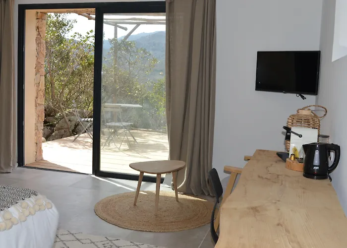 Les Petites Maisons לינה וארוחת בוקר 4*