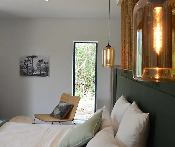 Les Petites Maisons לינה וארוחת בוקר 4*