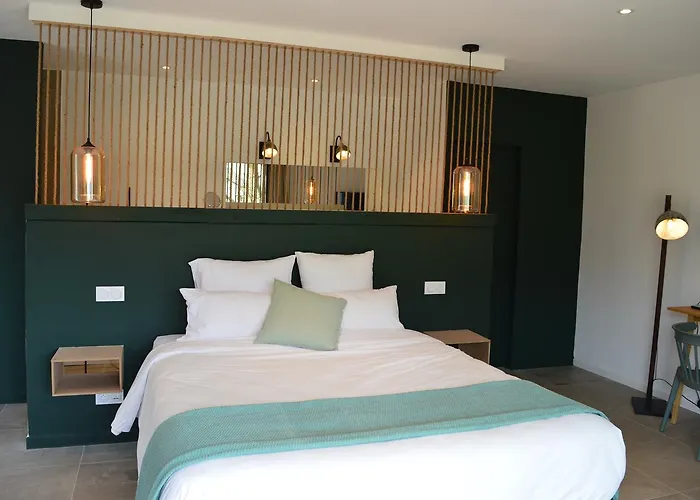 Les Petites Maisons Couette-café 4*