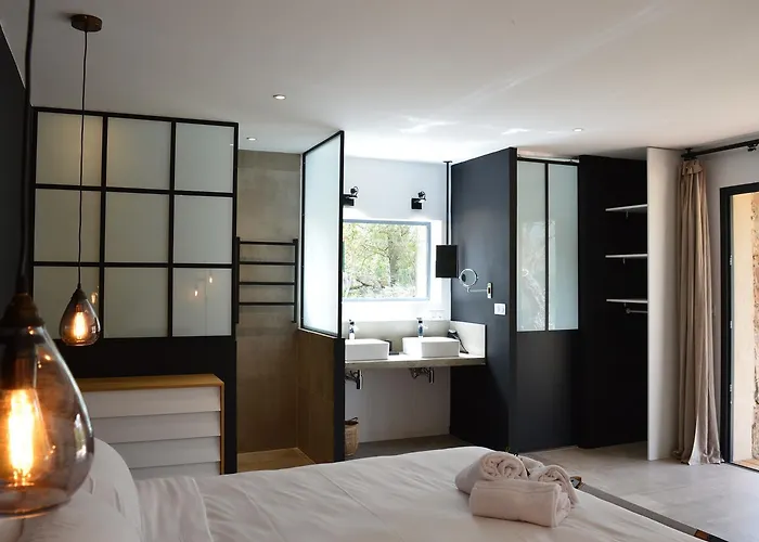 לינה וארוחת בוקר Les Petites Maisons סוטה