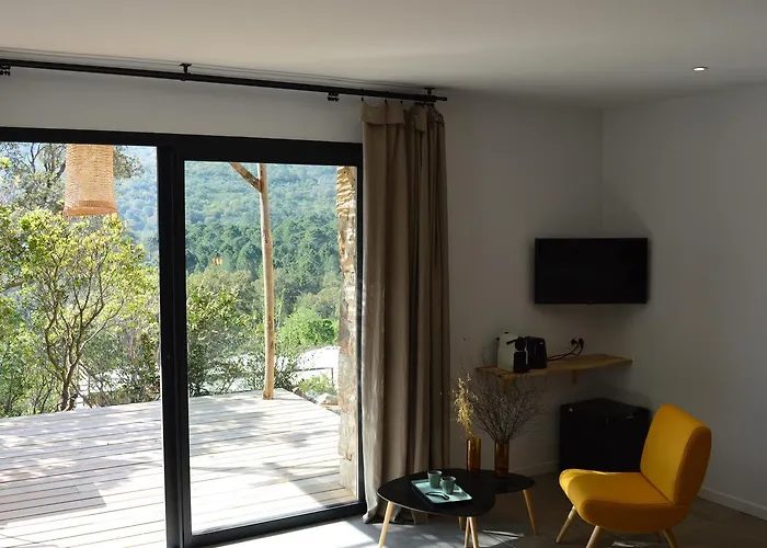 Les Petites Maisons לינה וארוחת בוקר 4*