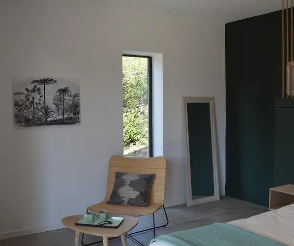 Les Petites Maisons לינה וארוחת בוקר 4*