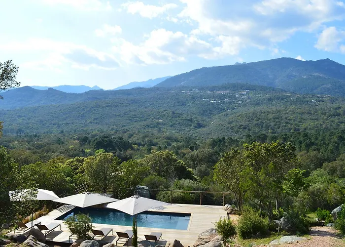 Les Petites Maisons Couette-café 4*